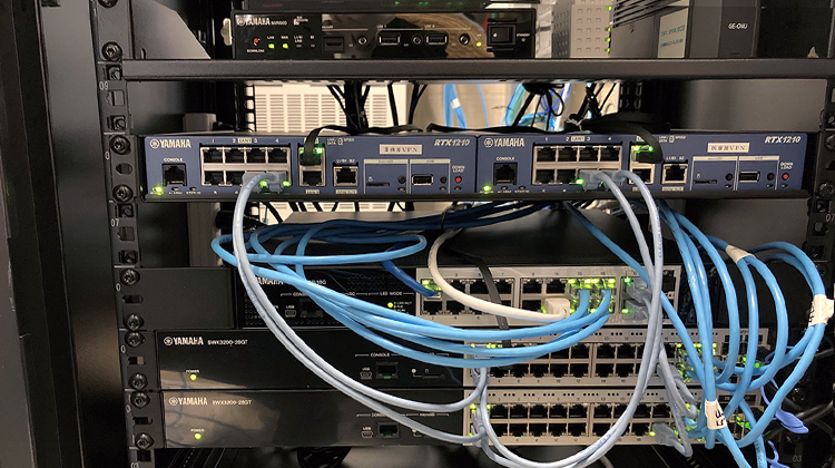 「ビクトリア街」に設置されるネットワークラック内部