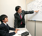1対1の完全個別指導を徹底するTOMASの指導体制