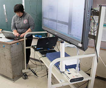 可搬ラックに置かれた教育ICT機器